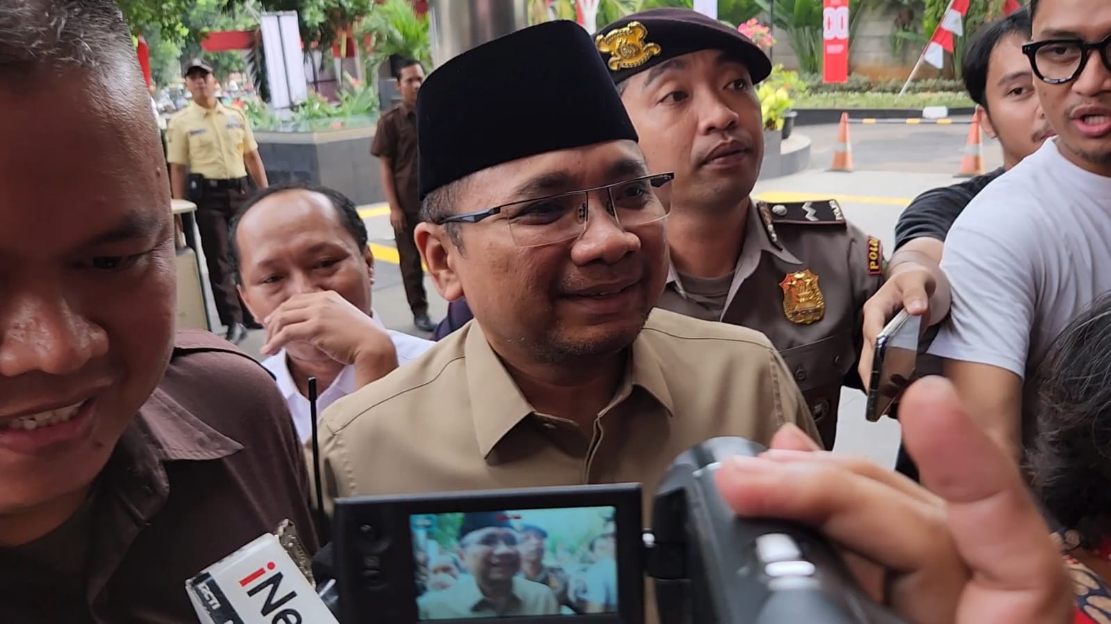 Sendiri, Gus Yaqut Penuhi Panggilan KPK untuk Penylidikan Kasus Korupsi Kuota Haji 2024 Mantan Menag hadir di KPK jalani penyelidikan dugaan korupsi kuota haji 2024. (BeritaNasional/Oke Atmaja)