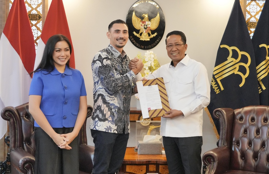 Senyum Sumringah Vincent Verhaag Suami Jessica Iskandar setelah Resmi Jadi WNI Vincent Verhaag resmi menjadi WNI. (BeritaNasional/dok Kemenkum)