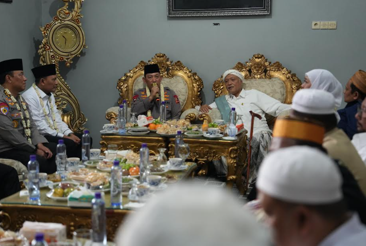 Momen Kapolri Jenderal Polisi Listyo Sigit Prabowo bersilaturahmi ke Pondok Pesantren Al-Hamidy. (Foto/doc. Humas Polri)