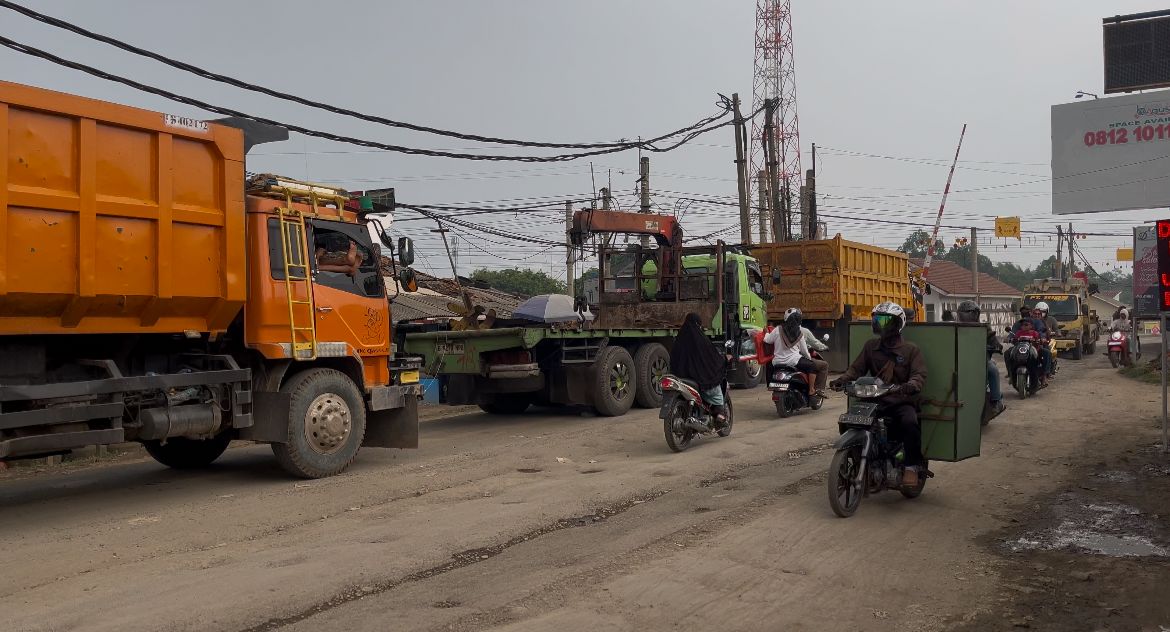 Parung Panjang di Tengah Deru Truk dan Harapan Warga Situasi jalanan Parung Panjang. (BeritaNasional)
