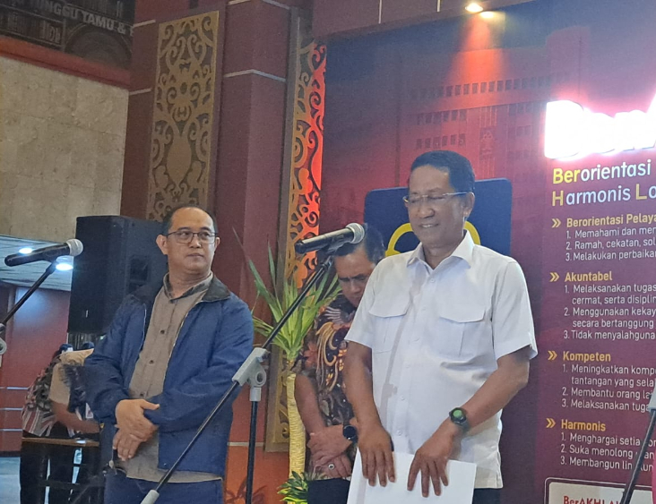Menteri Hukum Supratman Andi Agtas (kanan) saat memberikan keterangan pers. (BeritaNasional/Lydia)
