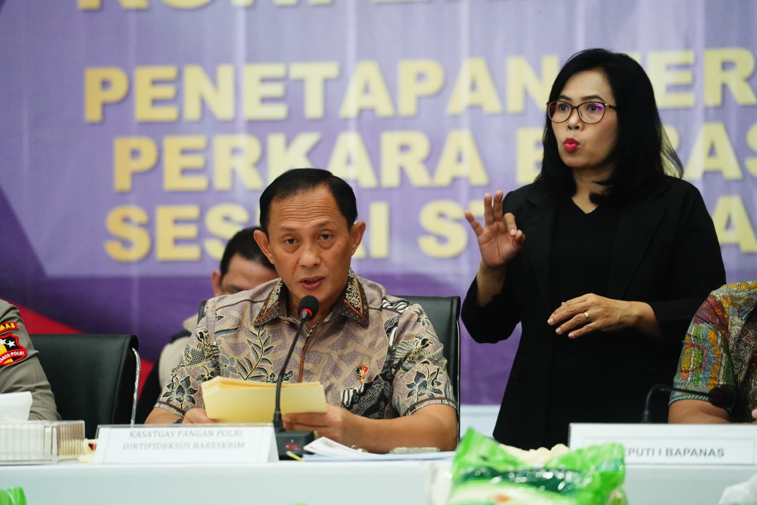 Kasatgas Pangan Polri Brigjen Helfi Assegaf saat memberikan keterangan pers. (Foto/Humas Polri)