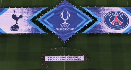 Spanduk protes UEFA. (Foto/Istimewa)