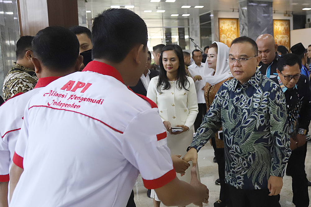 Wakil Ketua DPR RFI, Sufmi Dasco Ahmad berbincang dengan perwakilan Asosiasi Pengemudi. (BeritaNasional/Elvis Sendouw)