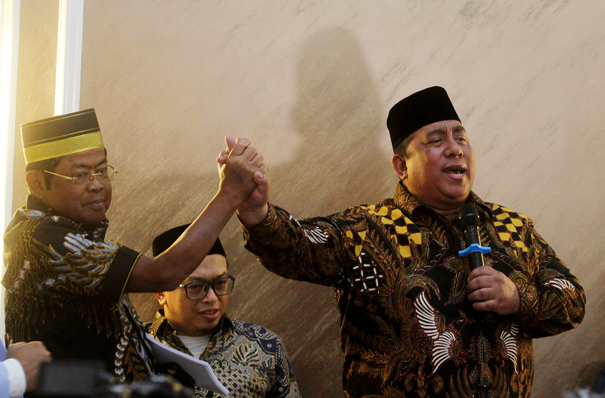 Wakil Ketua Umum (Waketum) Partai Golkar, Idrus Marham berjabat tangan dengan H.Said al Idrus dalam acara syukuran H. Said Al Idrus terpilih sebagai Presiden Pemuda Masjid Dunia periode 2025-2030 di Jakarta, Jumat (1/8/2025). (Beritanasional.com/Oke Atmaja)