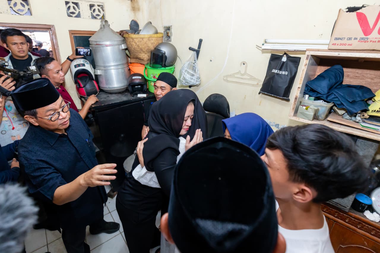 Ketua DPR RI Puan Maharani melakukan takziah ke rumah keluarga almarhum Affan Kurniawan, pengemudi ojek online (ojol) yang meninggal dunia setelah dilindas kendaraan rantis Brimob. (BeritaNasional/Elvis Sendouw/HO DPR)
