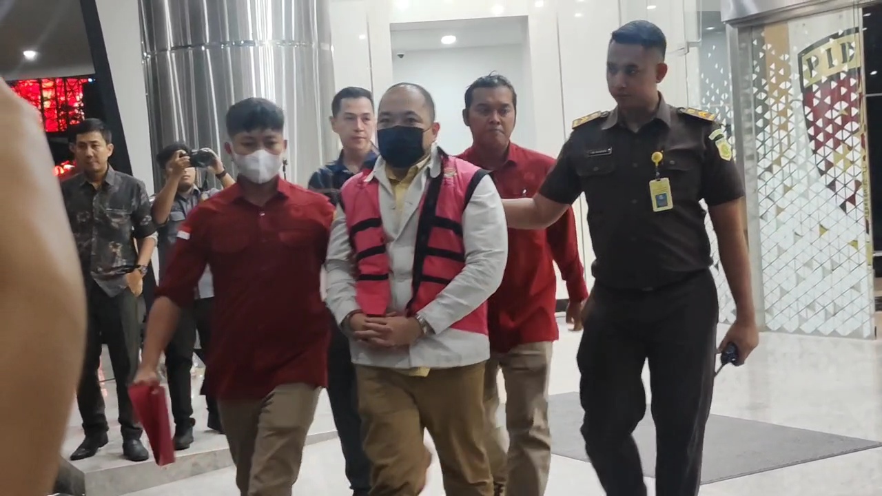 Kenakan rompi dan borgol Direktur Pt Sritex Iwan Kurniawan tiba di Kejagung. (BeritaNasional/Bachtiarudin)