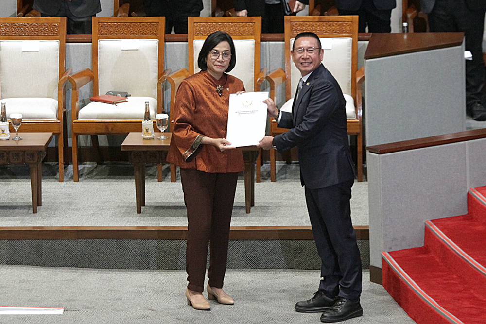 Menteri Keuangan Sri Mulyani (kiri) menerima naskah keputusan RUU tentang Pertanggungjawaban atas Pelaksanaan APBN Tahun Anggaran 2024. (BeritaNasional/Elvis Sendouw)