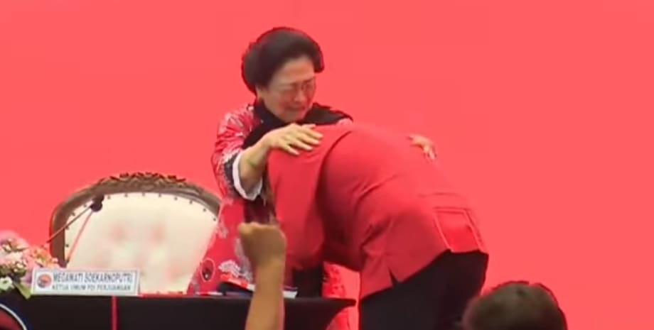 Ketum PDIP Megawati Soekarnoputri menyambut kedatangan Sekjen Hasto Kristiyanto di Kongres VI PDIP. (Foto/Istimewa)