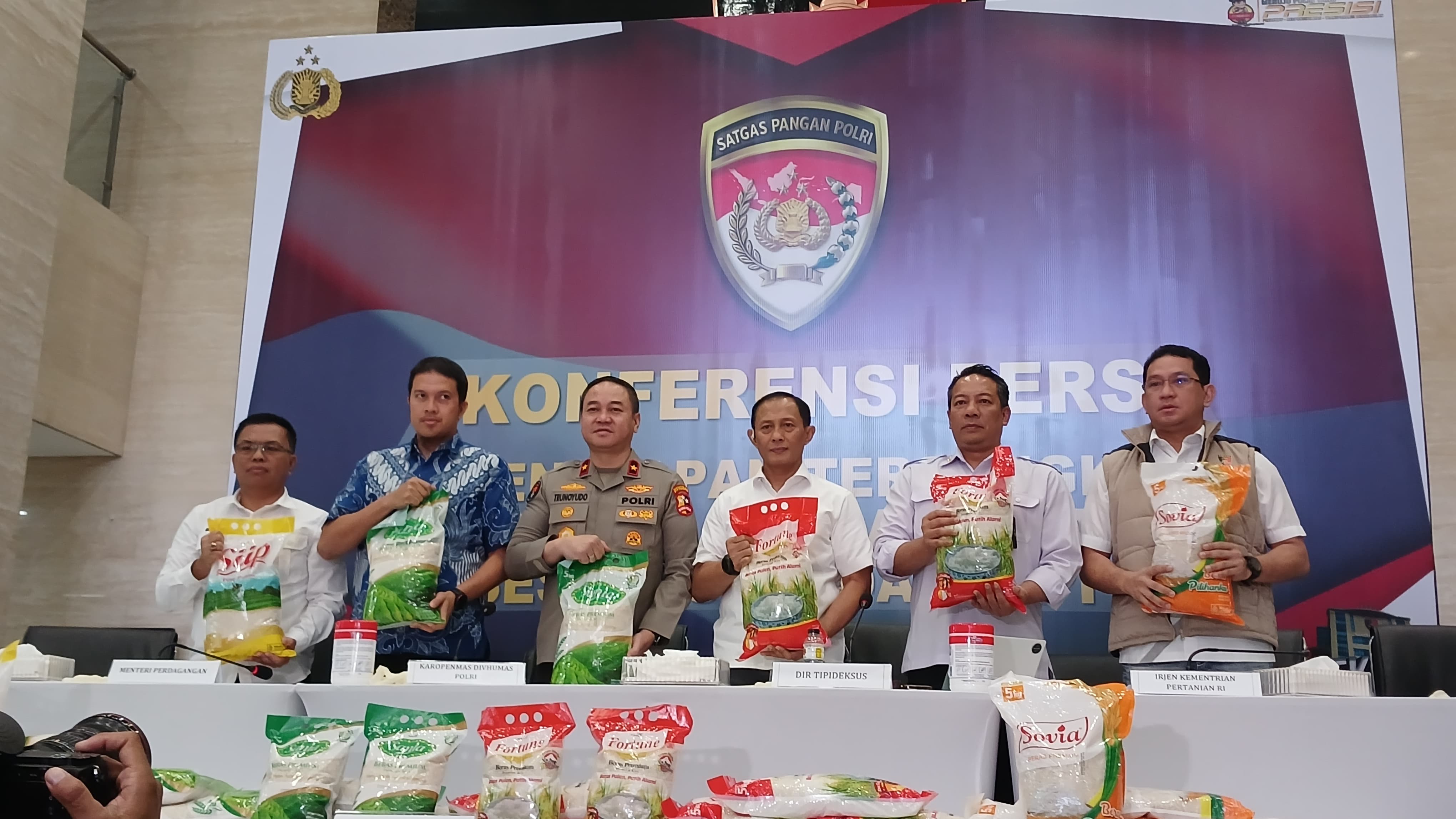 Tersangka Beras Oplosan Bertambah, 3 Pejabat PT Padi Indonesia Maju Wilmar Jadi Tersangka Ketua Satgas Pangan Polri Brigjen Pol Helfi Assegaf bersama jajaran memerlihatkan beras oplos. (BeritaNasional/Bactiarudin))