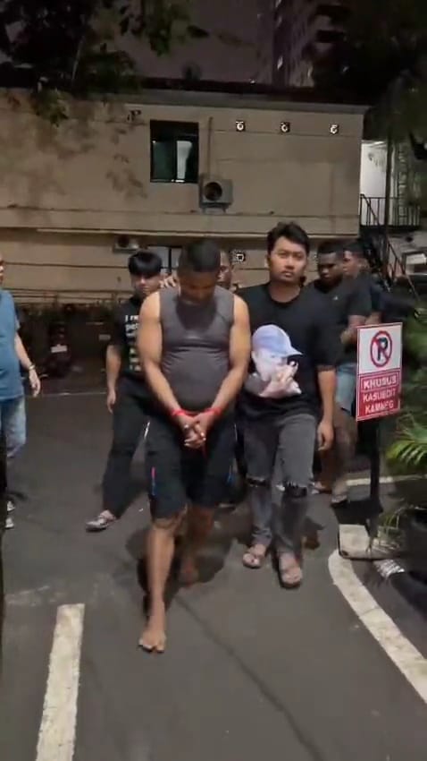 Tersangka penculikan Kepala Cabang BRI Cempaka Putih digiring polisi. (Foto/Istimewa)