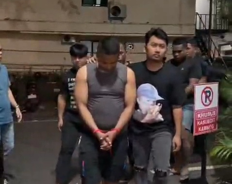 Tersangka penculikan Kepala Cabang BRI Cempaka Putih digiring polisi. (Foto/Istimewa)