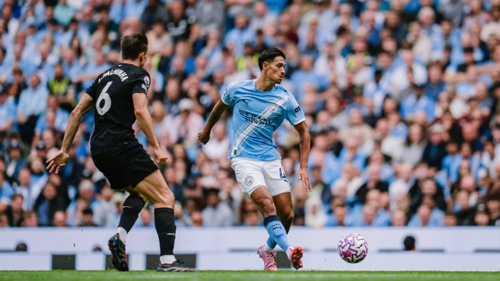 Tijjani Reijnders (kanan) membawa bola di laga Man City vs Tottenham. (Foto/mancity.com)