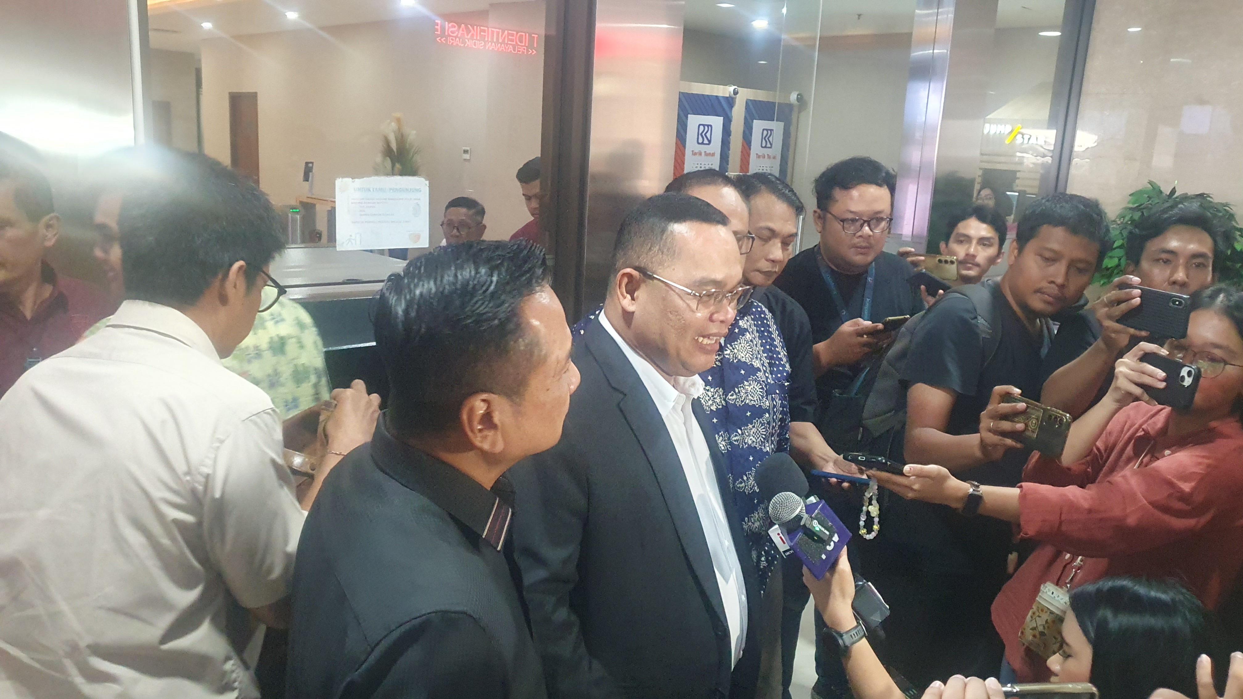 Tim Kuasa Hukum Ridwan Kamil saat diwawancarai. (BeritaNasional/Bachtiarudin Alam)