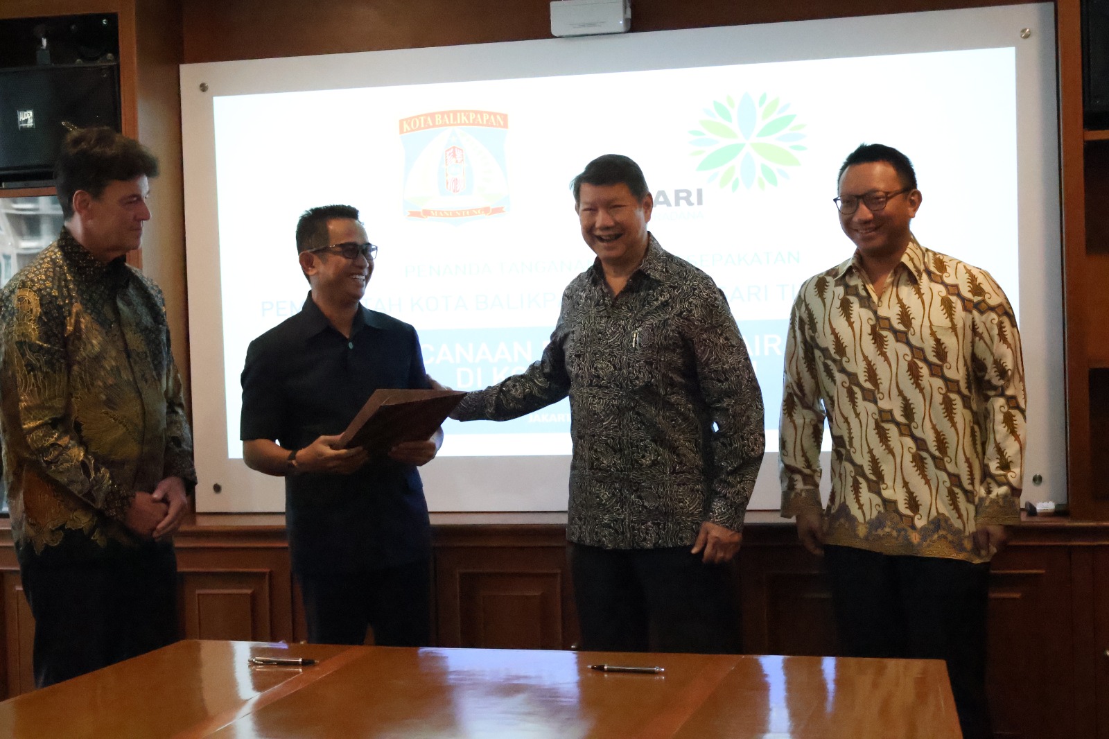 Dirut Arsari Group Hashim S. Djojohadikusumo (dua dari kanan) bersama Dirut PT Arsari Tirta Pradana Willie Smits, dan Wali Kota Balikpapan Rahmad Mas'ud. (Foto/Istimewa)