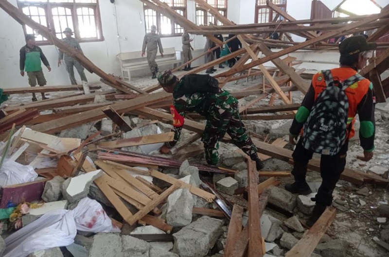 TNI bantu korban gempa (Beritanasional/Bachtiar)