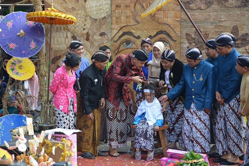 Tradisi Ruwatan Rambut Gimbal Perlu Dilestarikan Ilustrasi ruwatan rambut gimbal (Foto/Wikipedia)