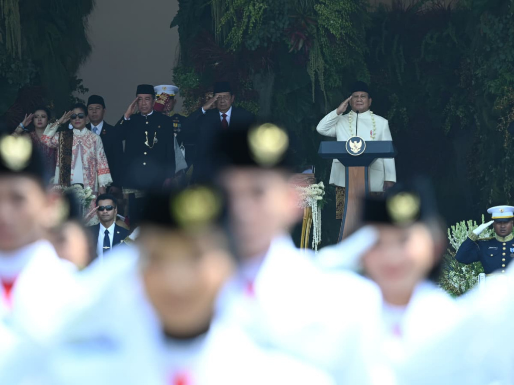Presiden Prabowo Subianto memberi hormat saat pagelaran kesenian seusai Upacara Peringatan Detik-Detik Proklamasi Kemerdekaan ke-80 Republik Indonesia di Istana Merdeka, Jakarta, Minggu (17/8/2025).  (Biropers)