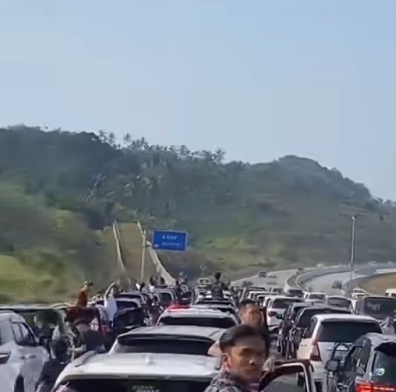 Rombongan mobil diesel berhenti di tol. (Foto/Istimewa)