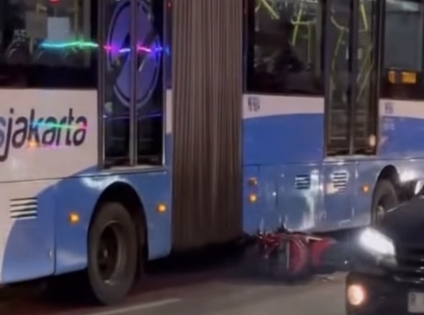 Viral! Motor Terseret ke Kolong Bus TransJakarta di Jakarta Utara. (Foto/istimewa)