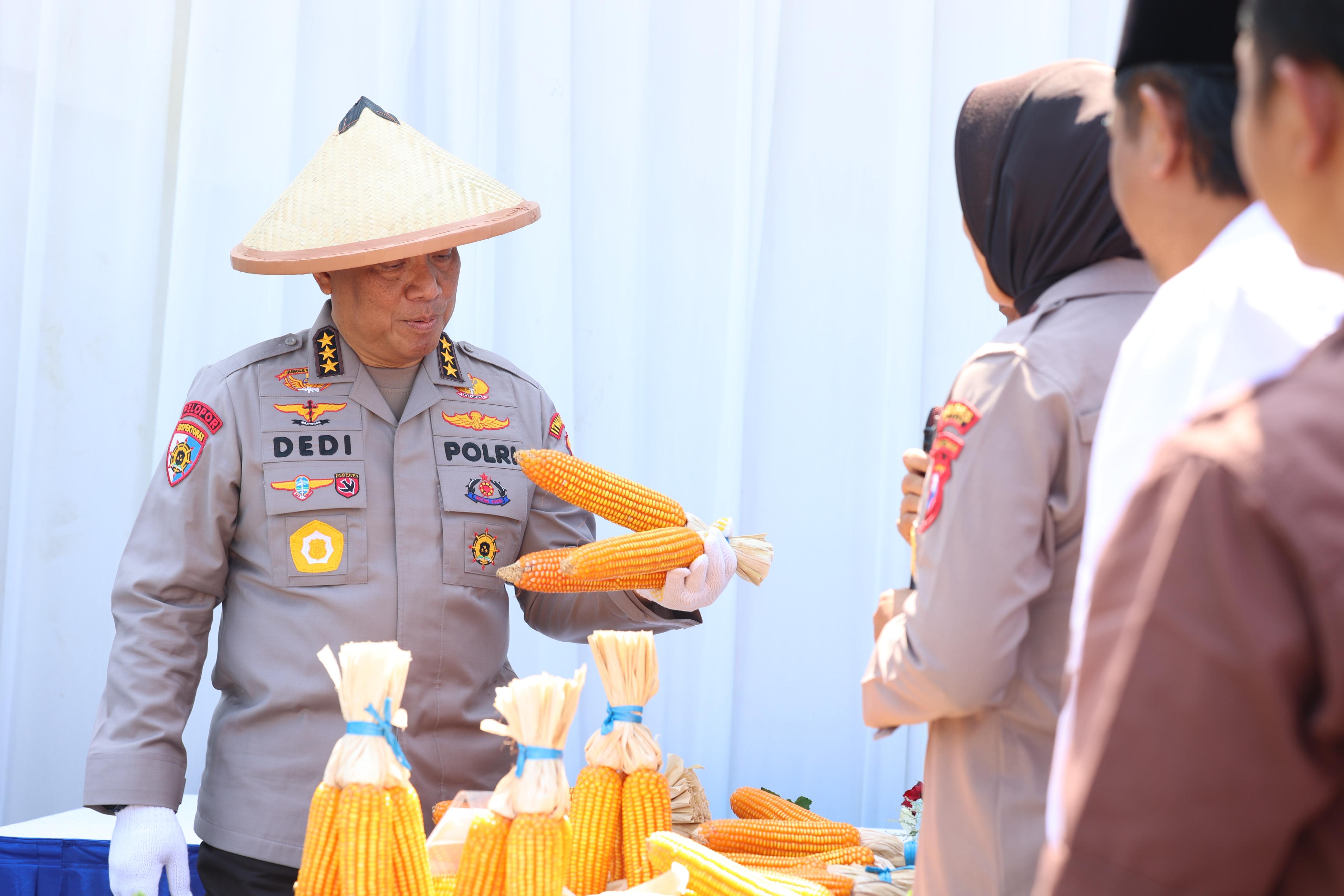 Wakapolri Komjen Pol Dedi Prasetyo memimpin penanaman jagung di Ponpes Tebuireng, Jatim. (Foto/Dok Polri)