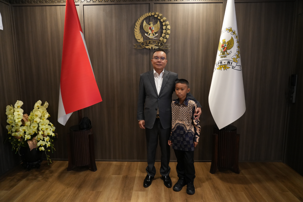 Wakil Ketua DPR Sufmi Dasco Ahmad bersama Raihan, bocah pemanjat tiang bendera di Lampung Selatan saat HUT Ke-80 RI. (Foto/Dok DPR)