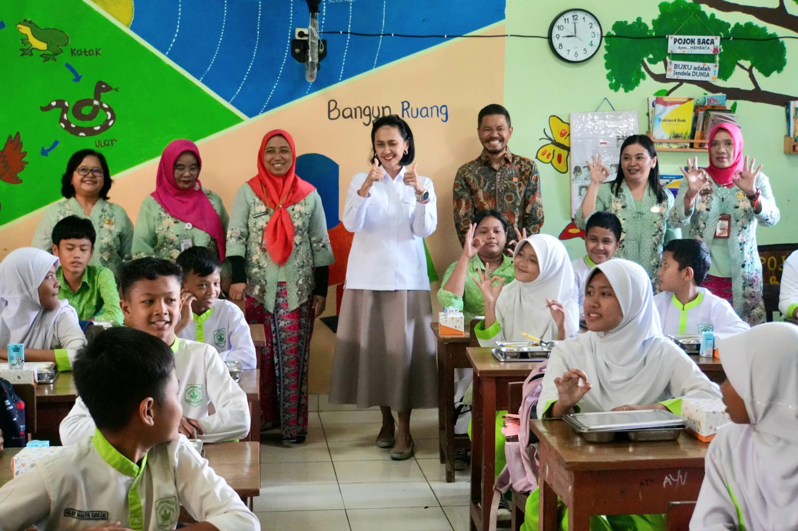 Wakil Menteri Pelindungan Pekerja Migran Indonesia (Wamen P2MI), Christina Aryani meninjau langsung pelaksanaan Program MBG di SDN  Ciracas 03. (BeritaNasional/Elvis Sendouw/HO Hms P2MI)