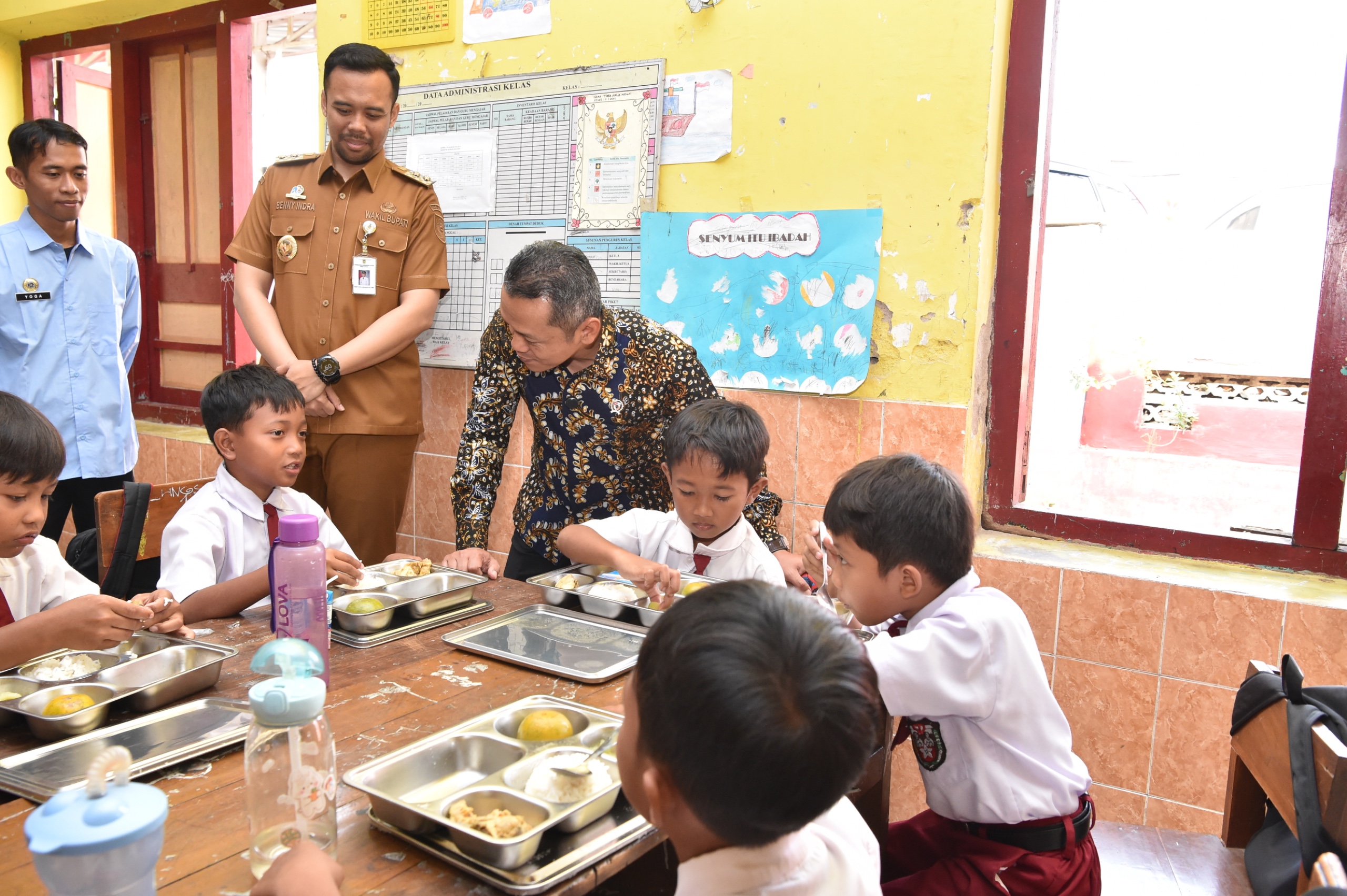 Wamendikdasmen Fajar Rizal Ul Haq saat meninjau program MBG dan CKG. (Foto/Kemendikdasmen)