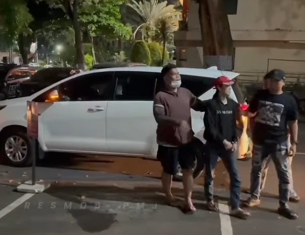 Ngumpet di loteng usai curi taksi online, wanita ini akhirnya ditangkap polisi. (Foto/doc. Humas Polri)