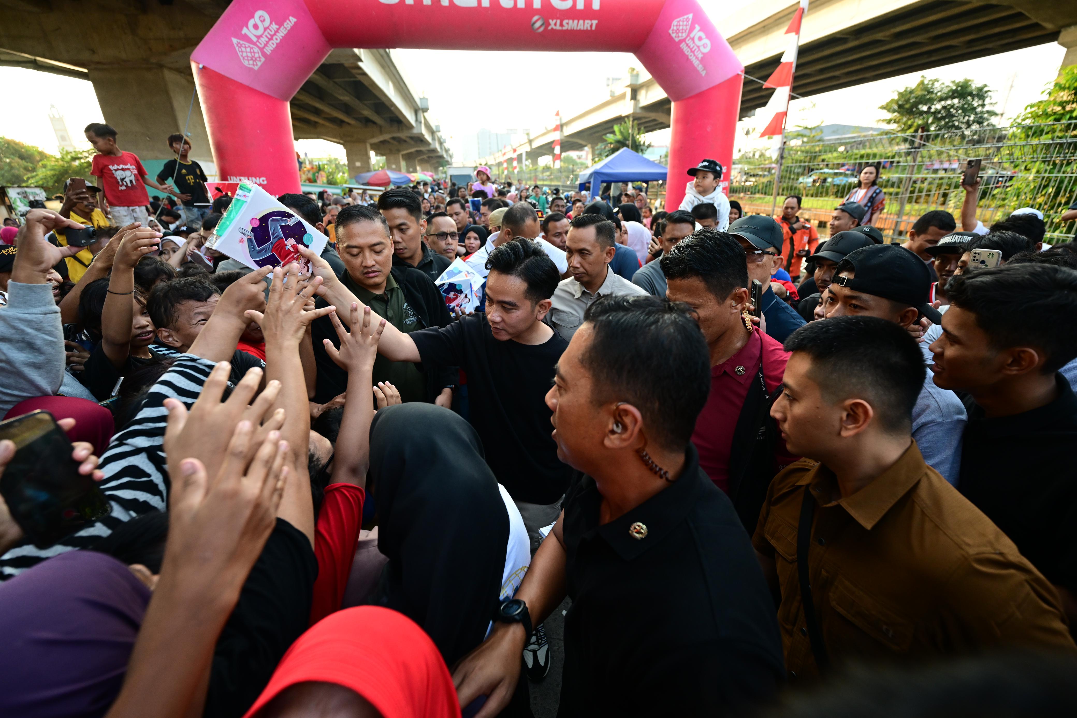 Wapres Gibran Rakabuming Raka menyaksikan warga menggelar lomba HUT Ke-80 RI. (Foto/Setwapres)