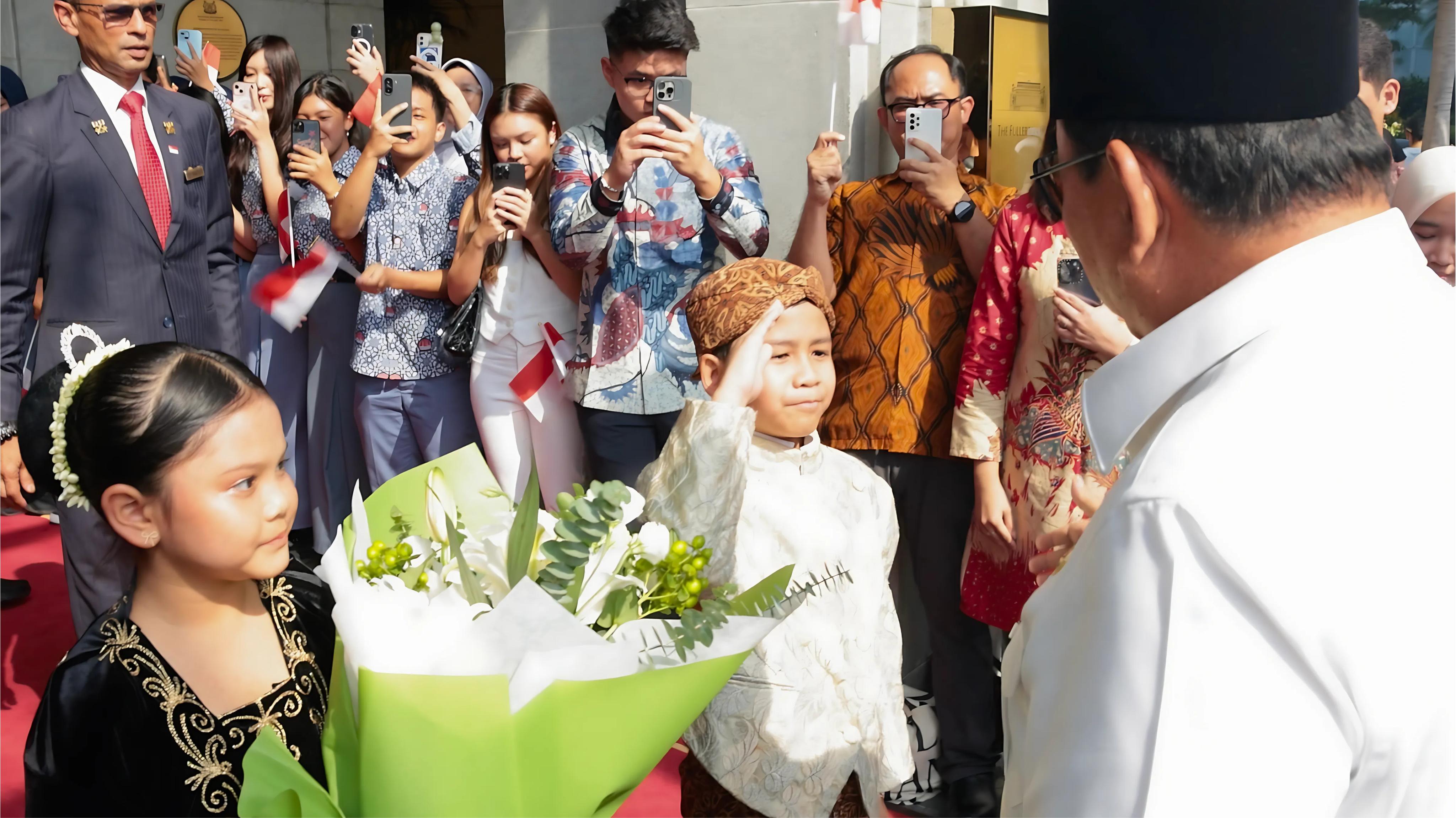 WNI Gaungkan Semangat Kemerdekaan Ke-80 RI saat sambut Presiden Prabowo di Singapura. (Foto/Tim Media Prabowo)