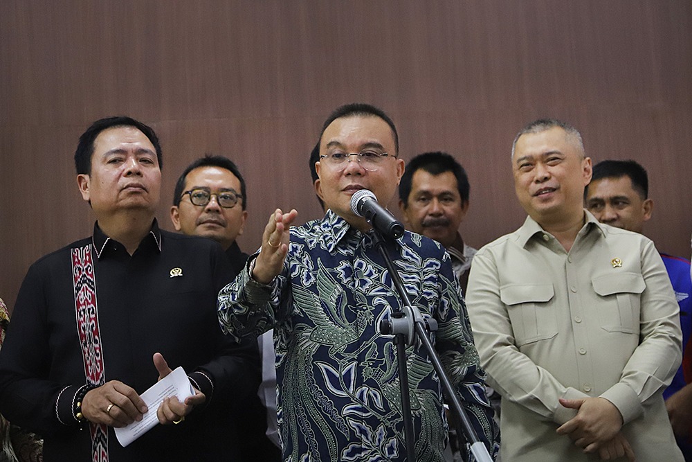 Wakil Ketua DPR Sufmi Dasco Ahmad bersama Menhub Dudy Purwagandhi juga anggota DPR Komisi V memberikan keterangan. (BeritaNasional/Elvis)