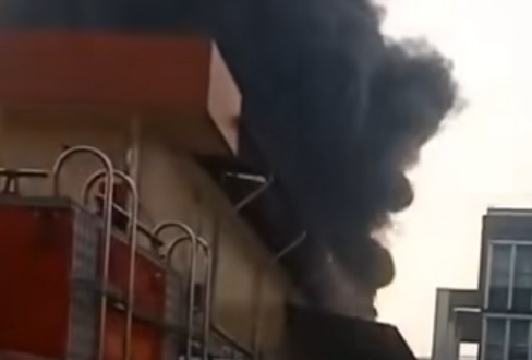Asap Hitam Membubung, 18 Unit Damkar Padamkan Kebakaran Gudang Karpet. (Foto/istimewa)