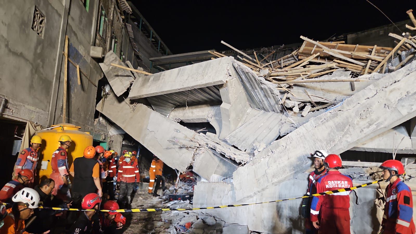 Situasi terkini gedung Ponpes Al Khozyni runtuh. Tim terus evakuasi korban dan siaga (BeritaNasional/BNPB)