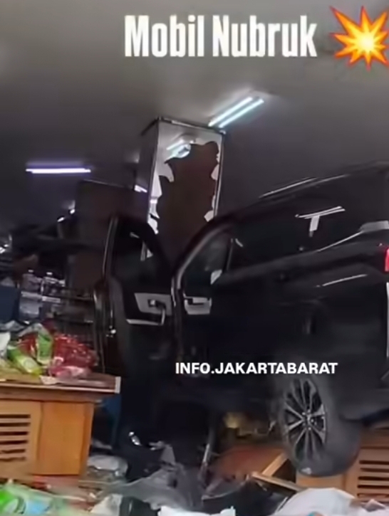 Mobil Toyota Veloz tabrak toko Total Buah di Jakbar. (BeritaNasional/tangkapan layar)