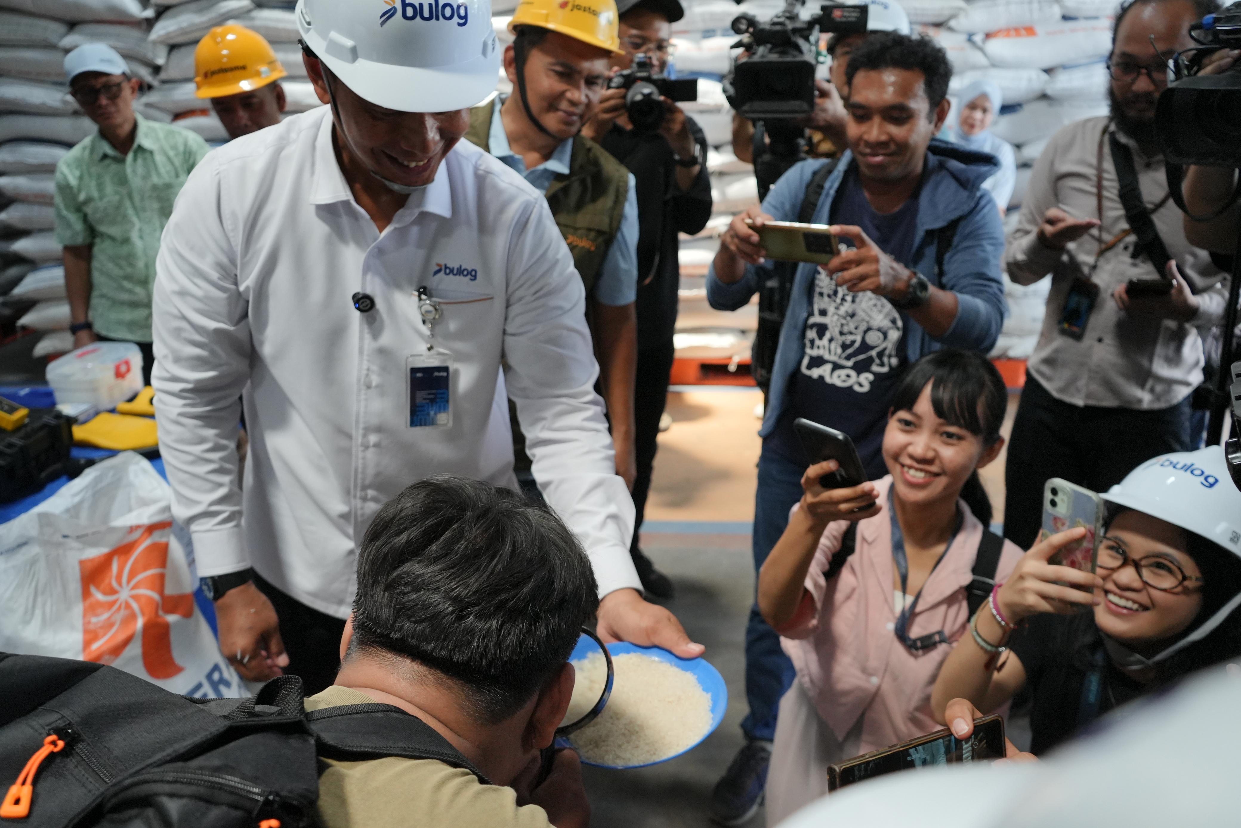 Ajak Media ke Gudang, BULOG Tunjukkan Proses Pemeliharaan Beras Secara Terbuka. (Foto/Bulog)