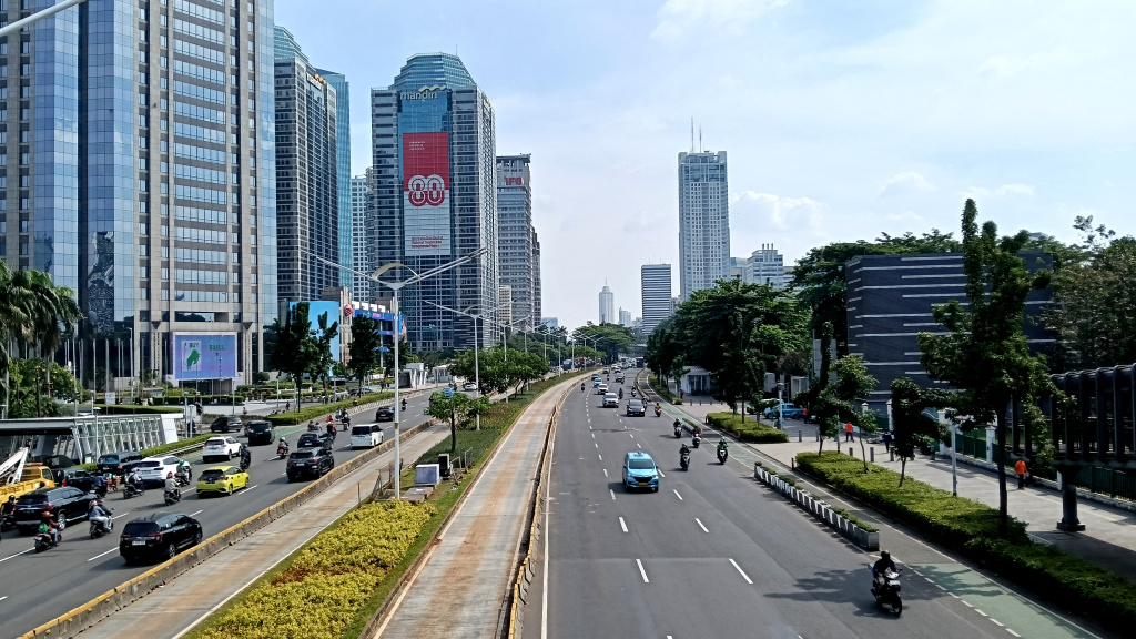 Sejumlah kendaraan melintas di Jalan Jenderal Sudirman, Jakarta, Rabu (3/9/2025). (Beritanasional.com/Oke Atmaja)