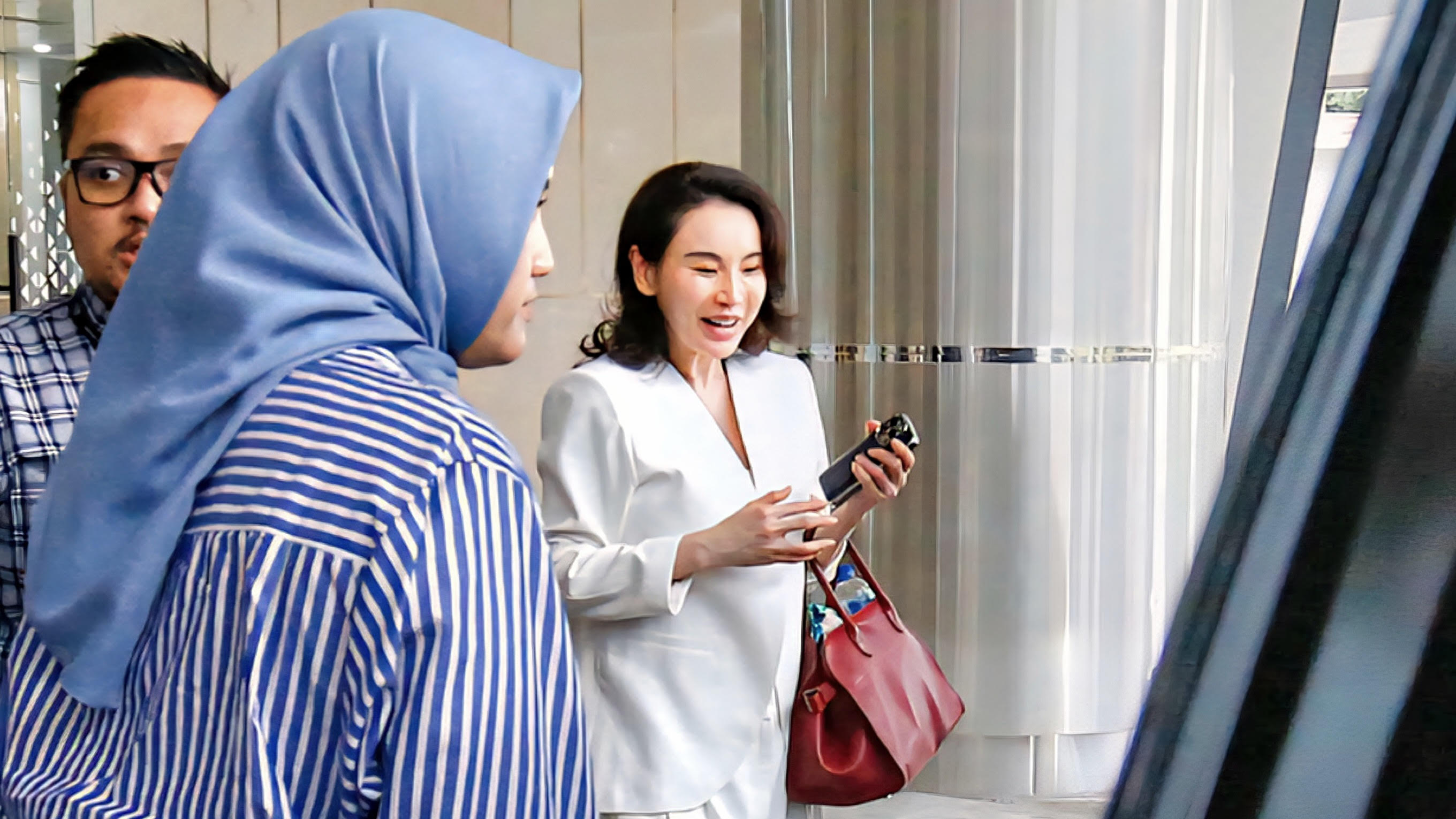 Putri Jusuf Hamka, Fitria Jusuf datangi gedung bundar Kejagung. (BeritaNasional/Panji)