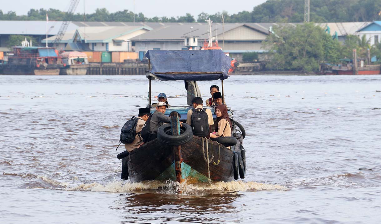 Sejumlah anak sekolah dari Pulau Pucung turun dari perahu di Pelabuhan Laskar Melayu, Indragiri Hilir (Inhil), Riau, Kamis (25/9/2025). (Beritanasional.com/Oke Atmaja)