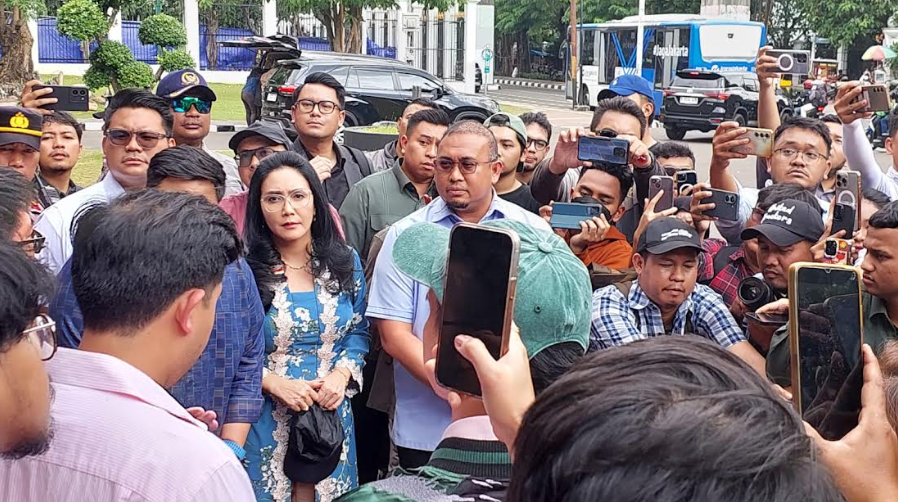 Andre Rosiade dan Rieke Pitaloka Terima Aspirasi Rakyat 17+8 di DPR Momen Andre Rosiade dan Rieke Pitaloka menerima massa aksi yang menamakan diri Kolektif 17+8 Indonesia Berbenah. (BeritaNasional/Ahda)