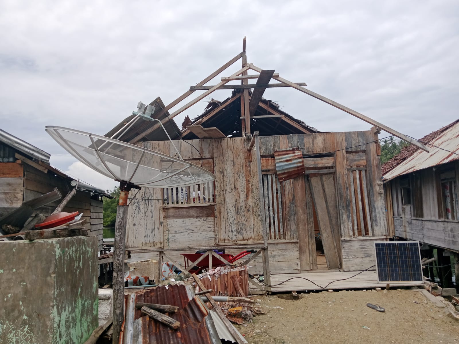 Angin puting beliung melanda Desa Tiga Pulau, Kabupaten Tojo Una Una, Provinsi Sulawesi Tengah. (Foto/BNPB)