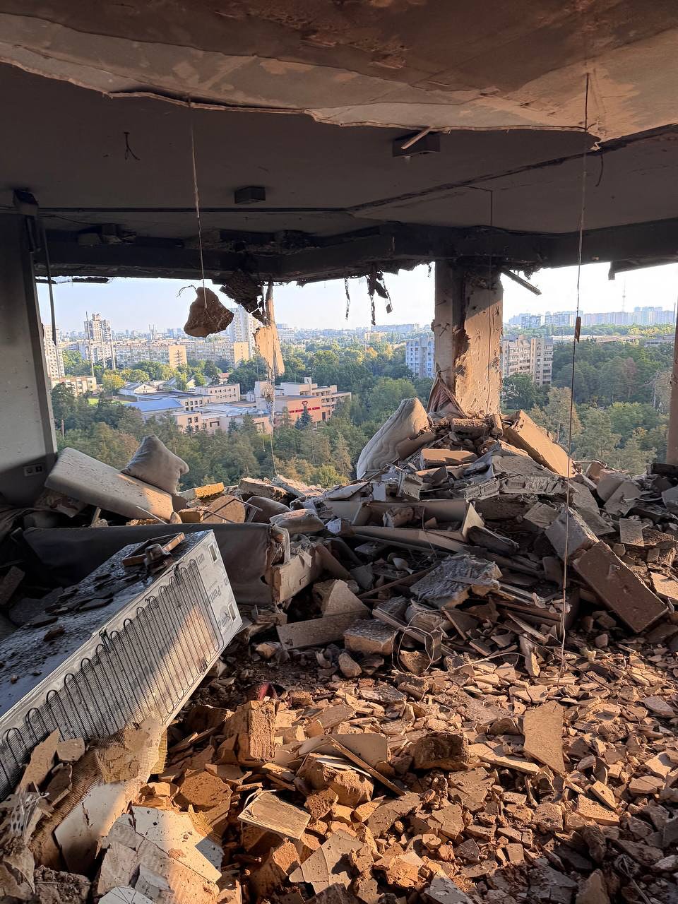 Suasana apartemen Gelandang Timnas Ukraina Georgiy Sudakov setelah dihantam drone. (Foto/Instagram)