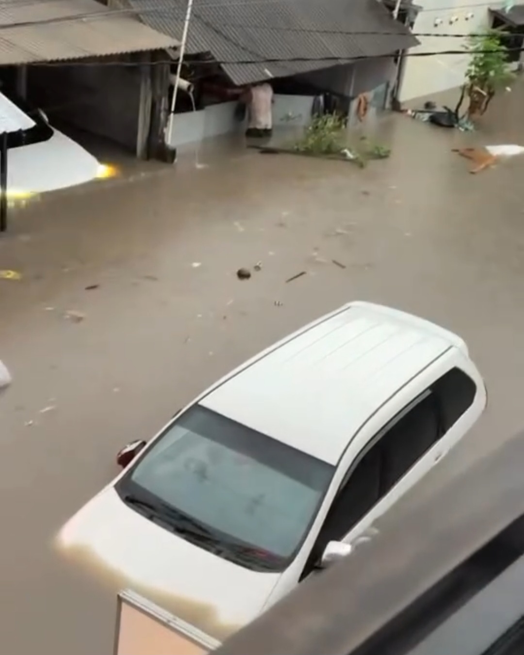 Banjir Bali 2 Warga Meninggal Dunia, Ratusan Jiwa Mengungsi Banjir di Bali rendam ratusan rumah dan kendaraan. (BeritaNasional/BNPB)