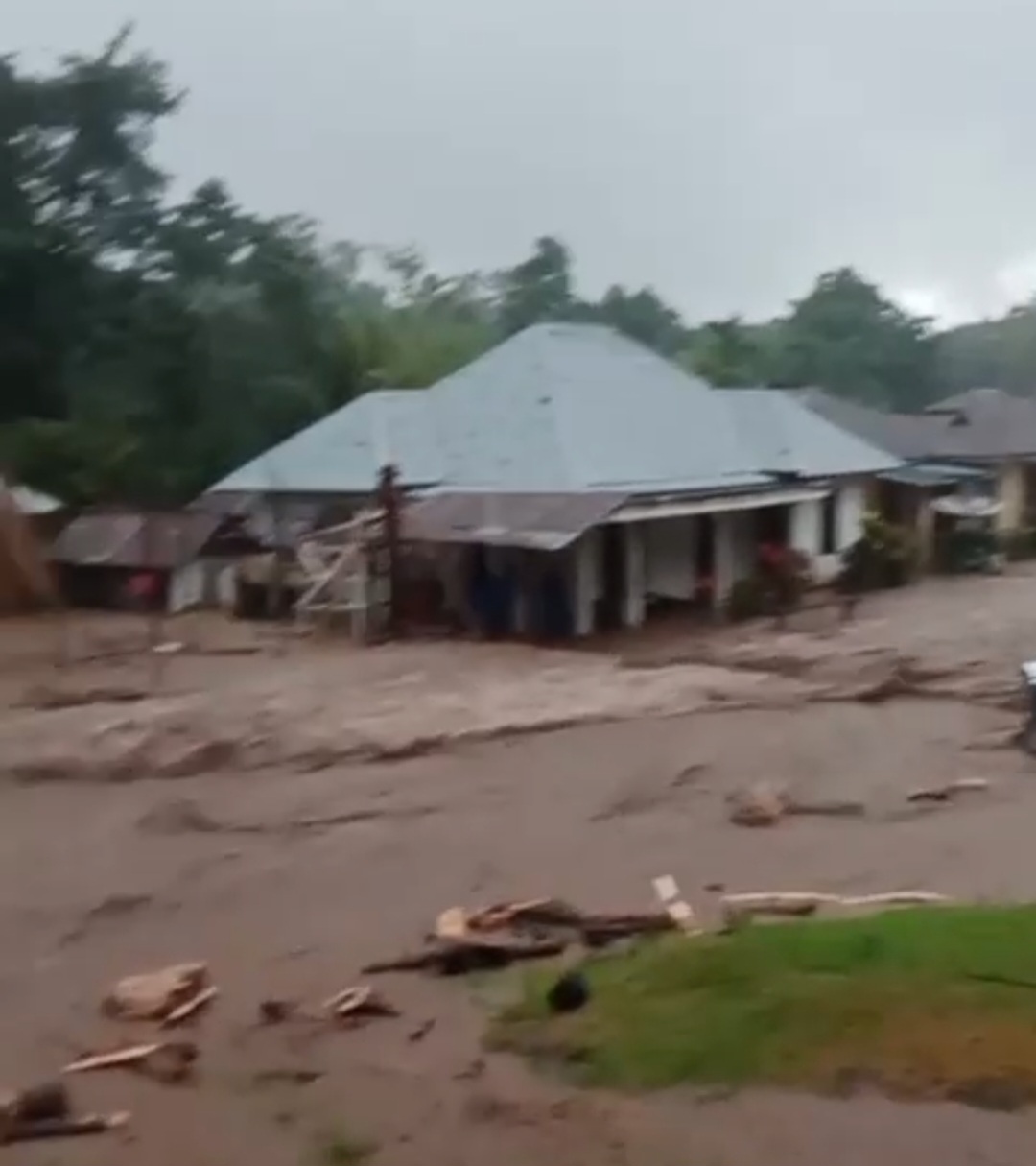 Banjir terjadi di Kabupaten Nagekeo NTT, 18 desa terisolir 5 warga hilang. (BeritaNasional/BNPB)