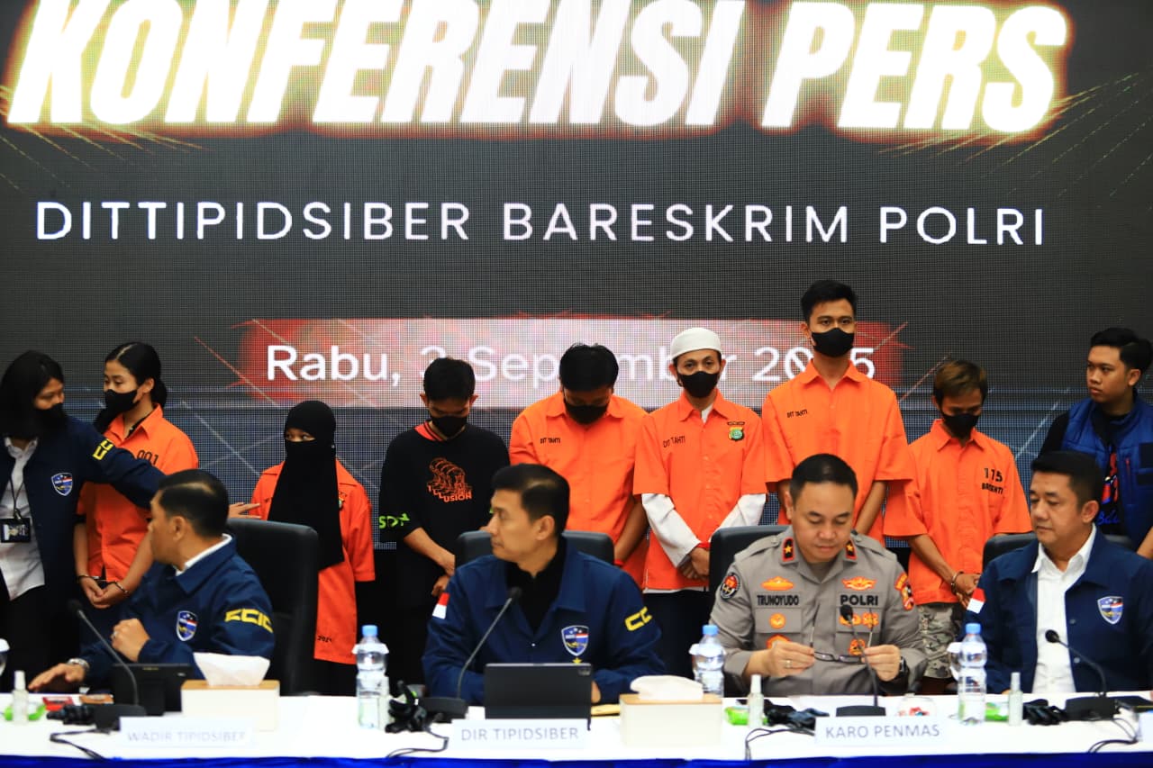 Bareskrim Polri Beberkan Peran 7 Tersangka Penghasutan Terkait Aksi Demo Dittipidsiber menggelar konferensi pers kasus penghasutan demo beberapa hari lalu. (Foto/Humas Polri)
