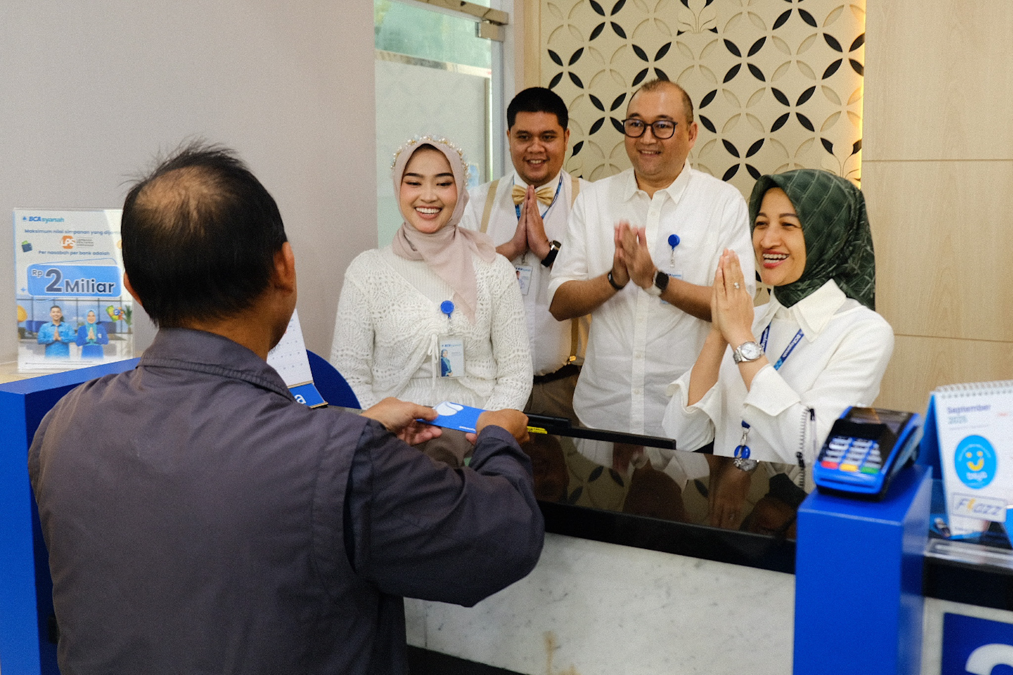 Direksi BCA Syariah turun langsung layani nasabah di Hari Pelanggan Nasional 2025. (Foto/doc. BCA Syariah)