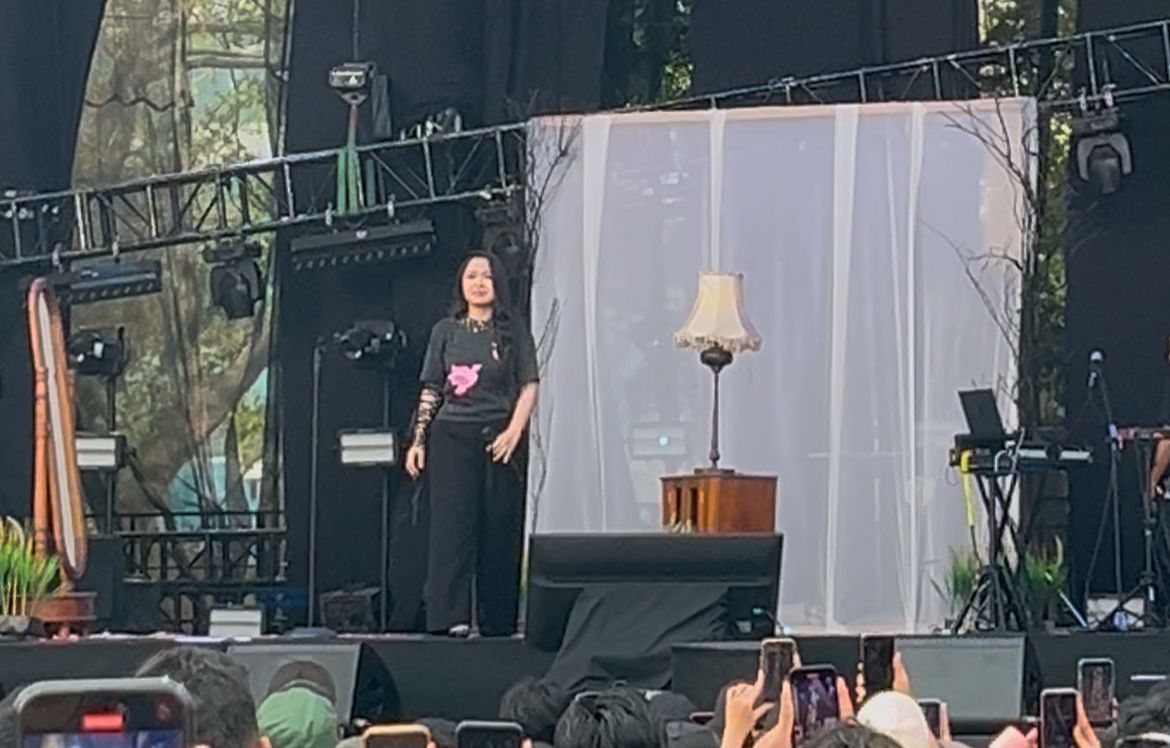 Bernadya Memikat Penonton dengan Lagu-Lagu Hindia di Pestapora. (BeritaNasional/Harits)