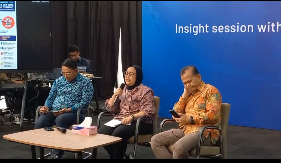 Wakil Kepala BGN Nanik S Deyang menangis meminta maaf atas kejadian keracunan MBG (BeritaNasional/Lydia)