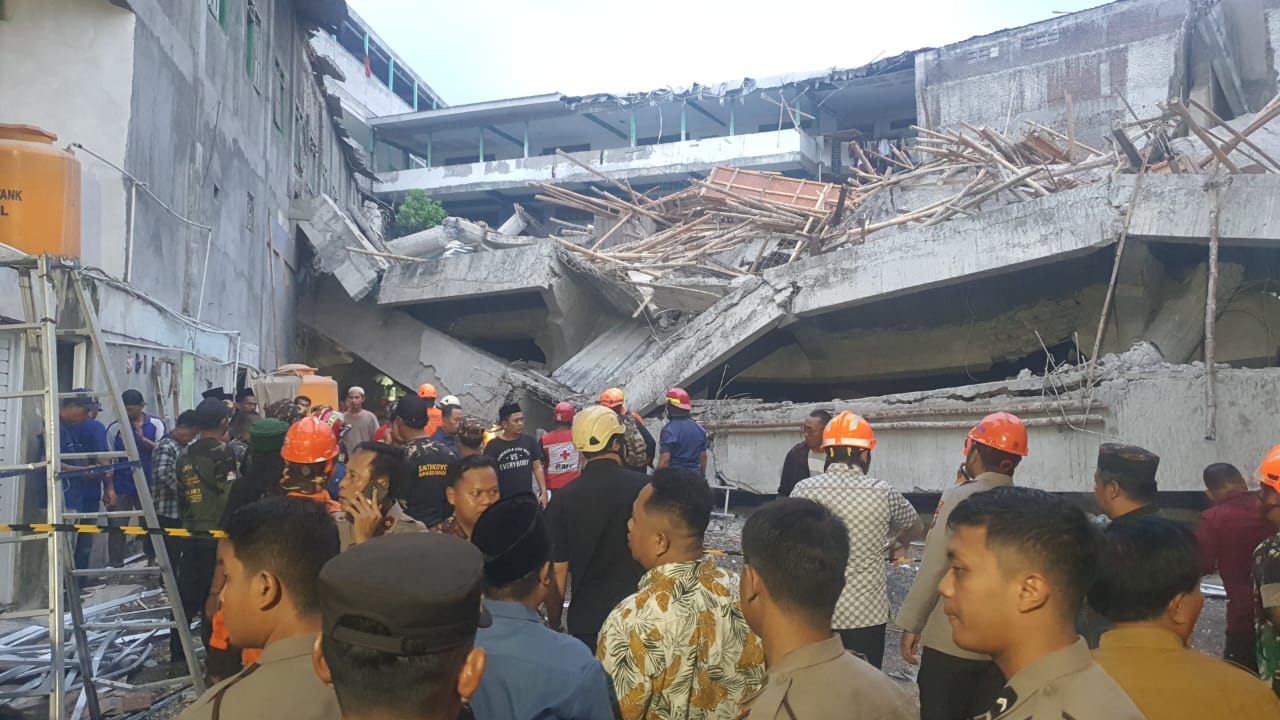 Insiden ambruknya bangunan musala Pondok Pesantren Al Khoziny di Kecamatan Buduran, Sidoarjo, Jawa Timur. (foto/doc. BNPB)