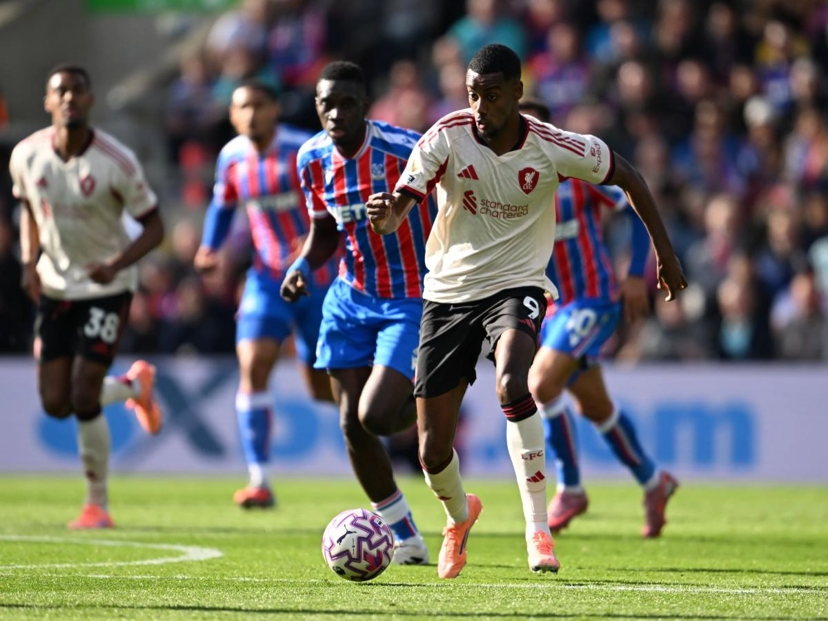 Liverpool Tumbang di Tangan Crystal Palace, Ini Ungkapan Kekecewaan Arne Slot Bomber Liverpool Alexander Isak saat menghadapi pemain Crystal Palace. (Foto/liverpoolfc.com)